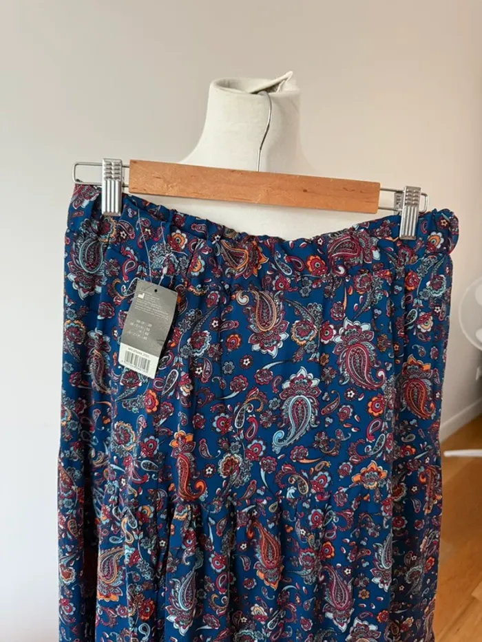 Jolie jupe neuve motif L/40 - photo numéro 2