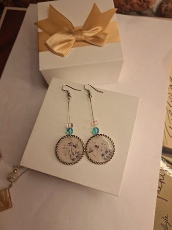 Boucles d'oreilles pendante en résine florale