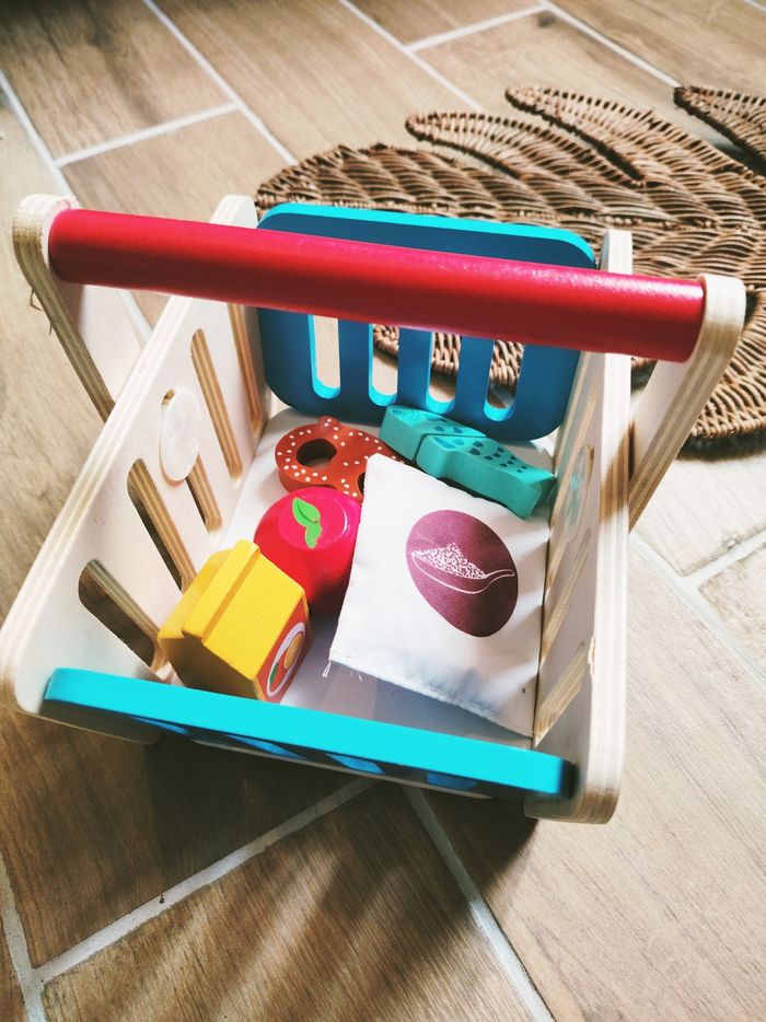 🛒Dinette Panier de courses en bois avec aliments divers - photo numéro 3