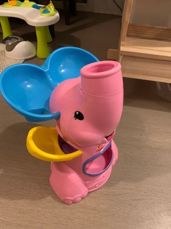 Elefun qui lance des balles