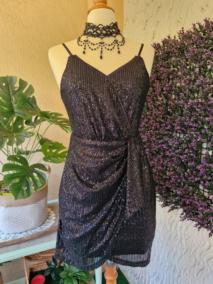 🎀 Robe noire à sequins - photo numéro 2