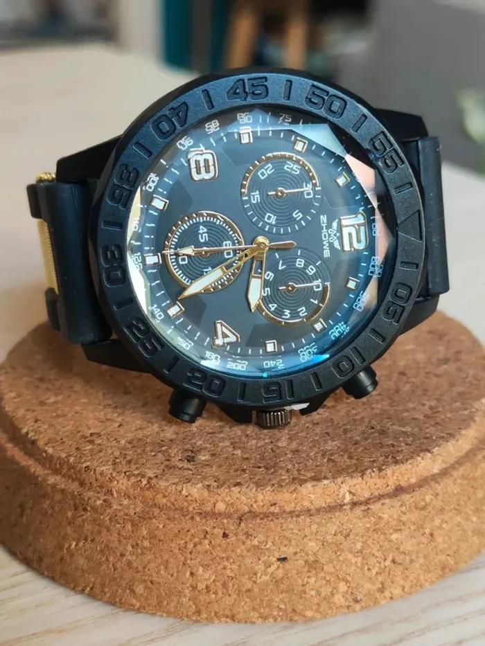 Montre robuste noire, dorée, reliefs, style sport - photo numéro 2
