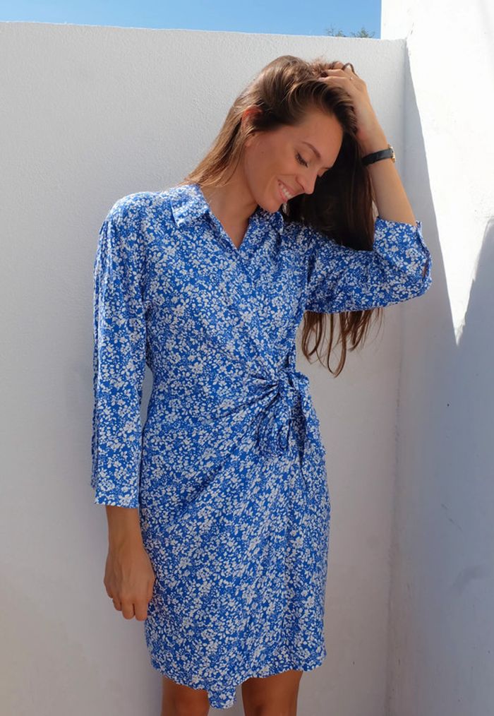 🌟 Robe manches longues bleu marine et blanche à fleurs à nouer