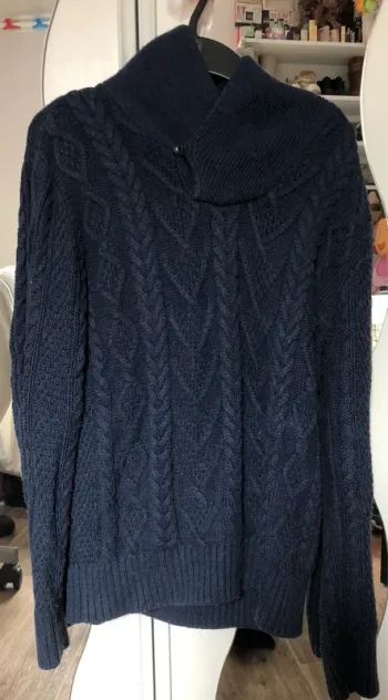 Gilet bleu marine avec un col montant