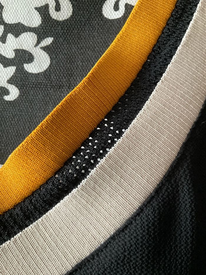 Blouse noire col en V jaune blanc T40 neuve (n°35) - photo numéro 2