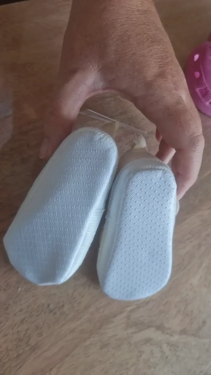 Petits chaussons neufs 18-19 - photo numéro 2