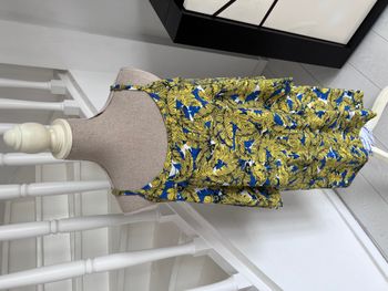 Robe Mamouchka à motifs végétaux jaune et bleu