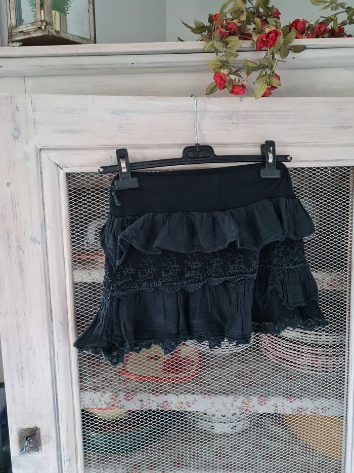 Adorable jupe noire - photo numéro 2