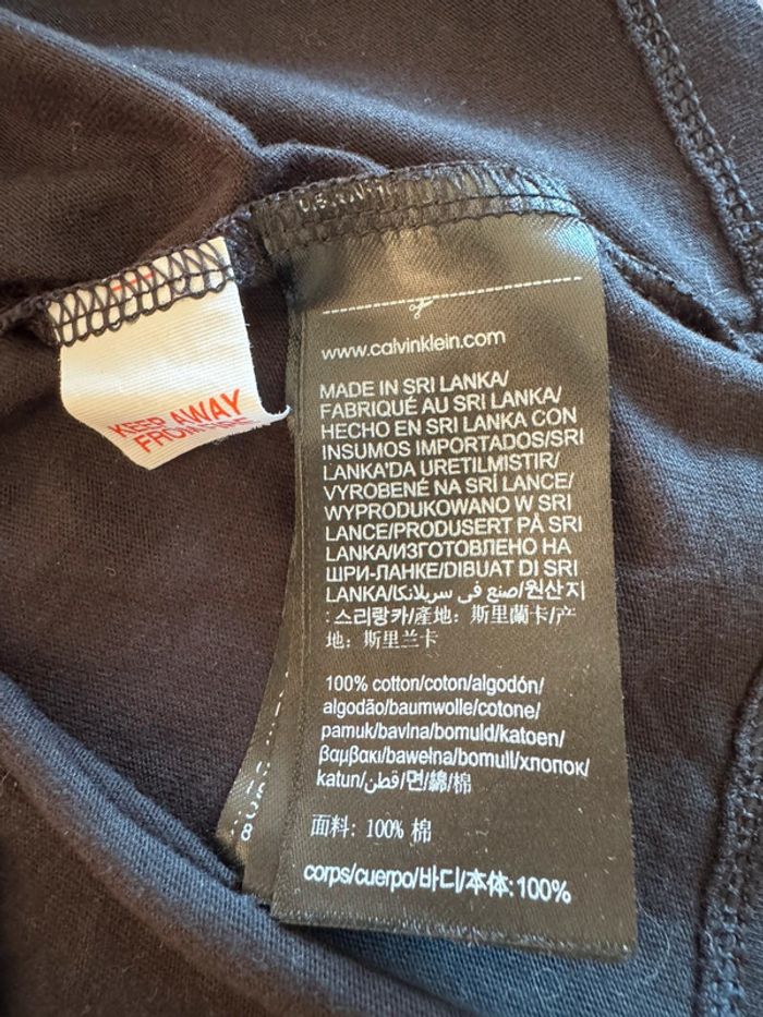 Tee shirt Calvin Klein taille 10-12 ans comme neuf - photo numéro 6