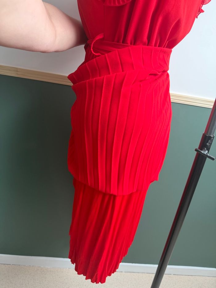Robe longue rouge plissée décolleté en V croisé Victoria - photo numéro 6