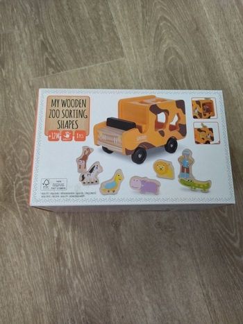 Jouet camion d'encastrement neuf