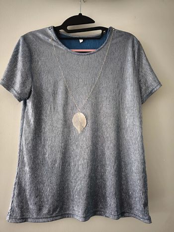 T shirt brillant gris avec chaîne feuille taille 38 neuf