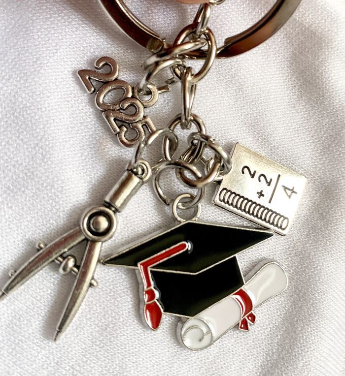 Porte-clés avec charms pour cadeau réussite études 2025 - photo numéro 3
