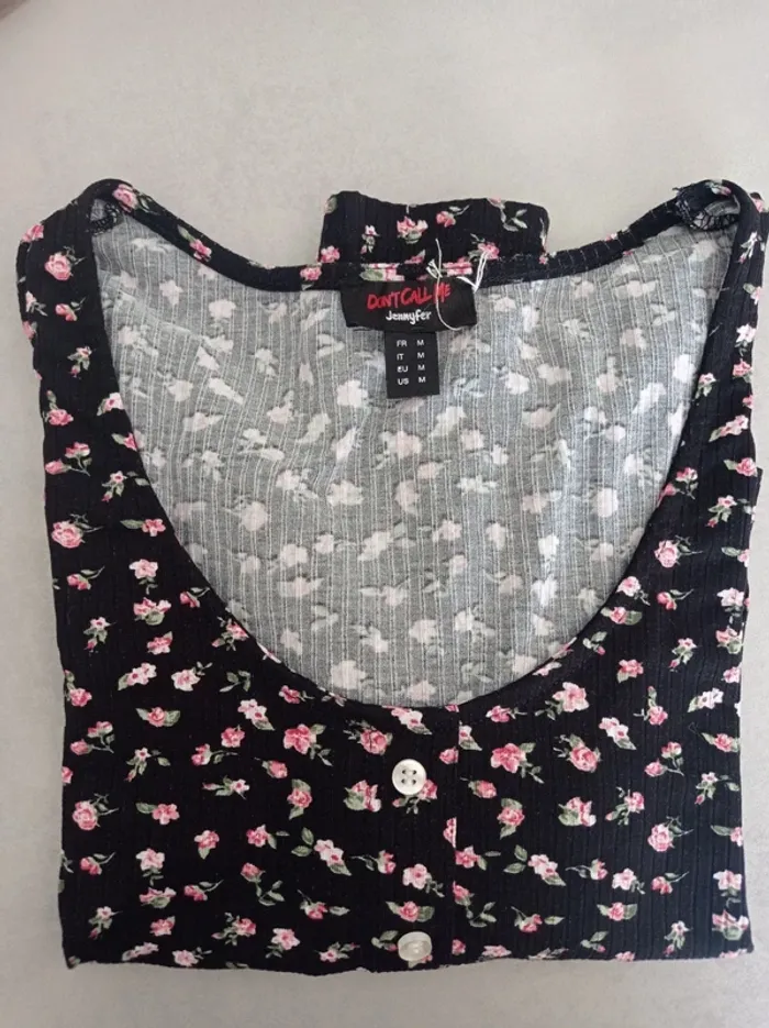 Haut court crop top fleuri noir manches trois quart boutons T.M Jennyfer - photo numéro 4