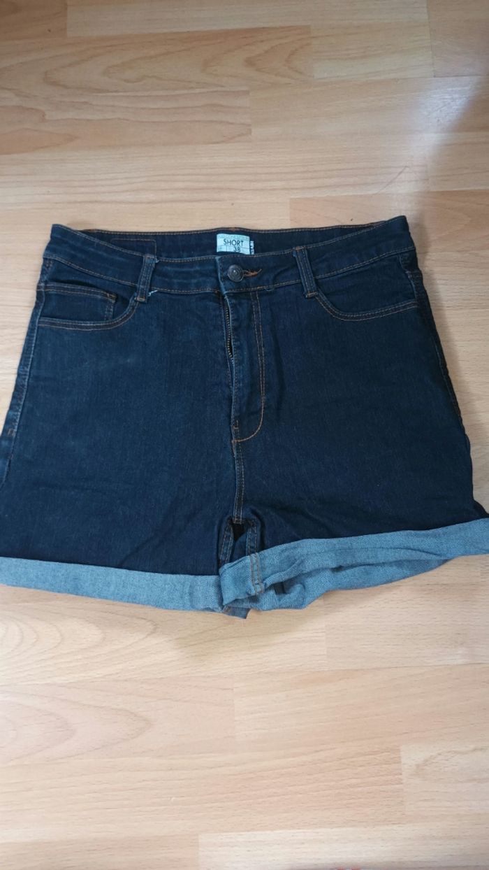 Short en jean bleu foncé