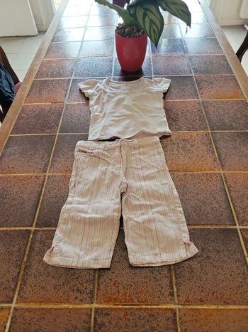 Lot pantalon et tee shirt manches courtes