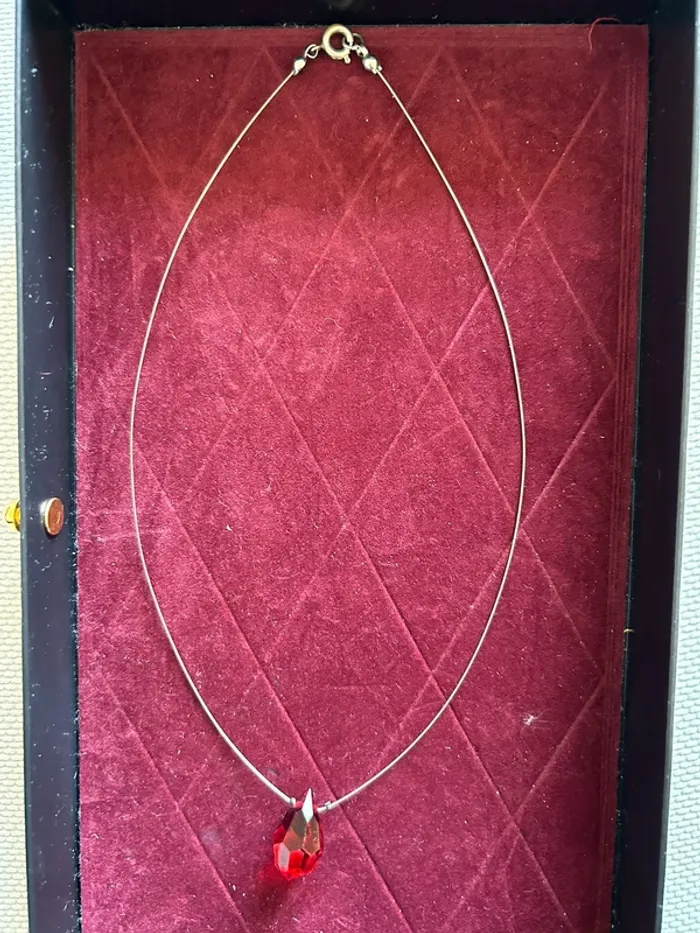 Collier fantaisie pendentif rouge