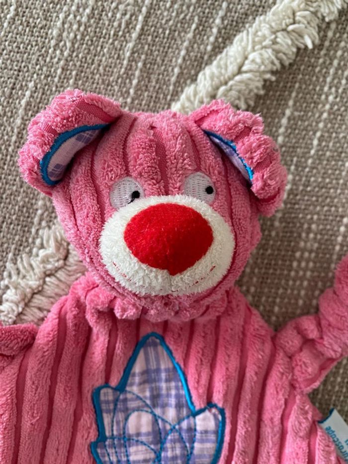 Peluche doudou plat 20cm Futuroscope 2011 ours côtelé rose très bon état - photo numéro 2