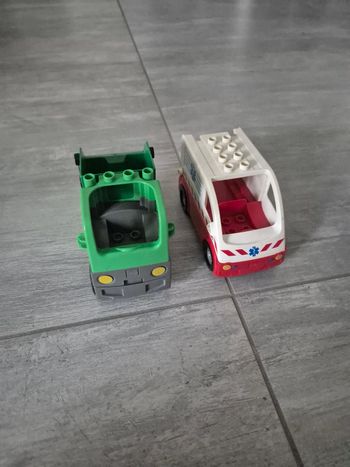 Lot de deux camions dont ambulance LEGO DUPLO