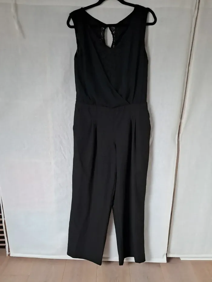Combinaison habillée avec dentelle noire