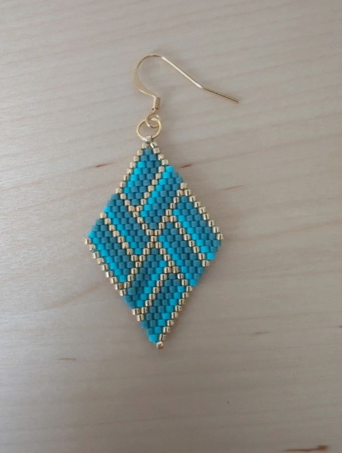 Boucles d'oreilles pendantes / losange / doré et turquoise / miyuki / tissage - photo numéro 4