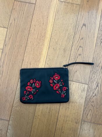 Pochette noir avec fleurs rouge Mango
