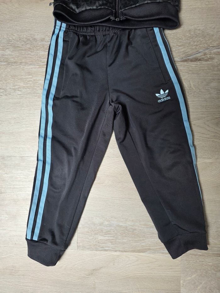 Ensemble de survêtement Adidas taille 4-5 ans très bonne etat - photo numéro 3