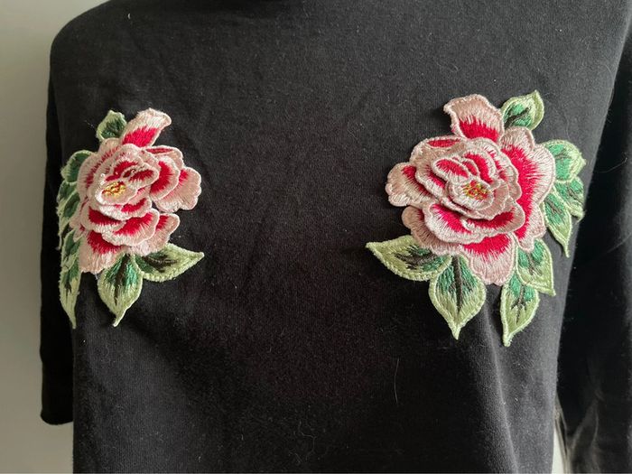 Top crop noir avec broderies fleurs roses - photo numéro 2