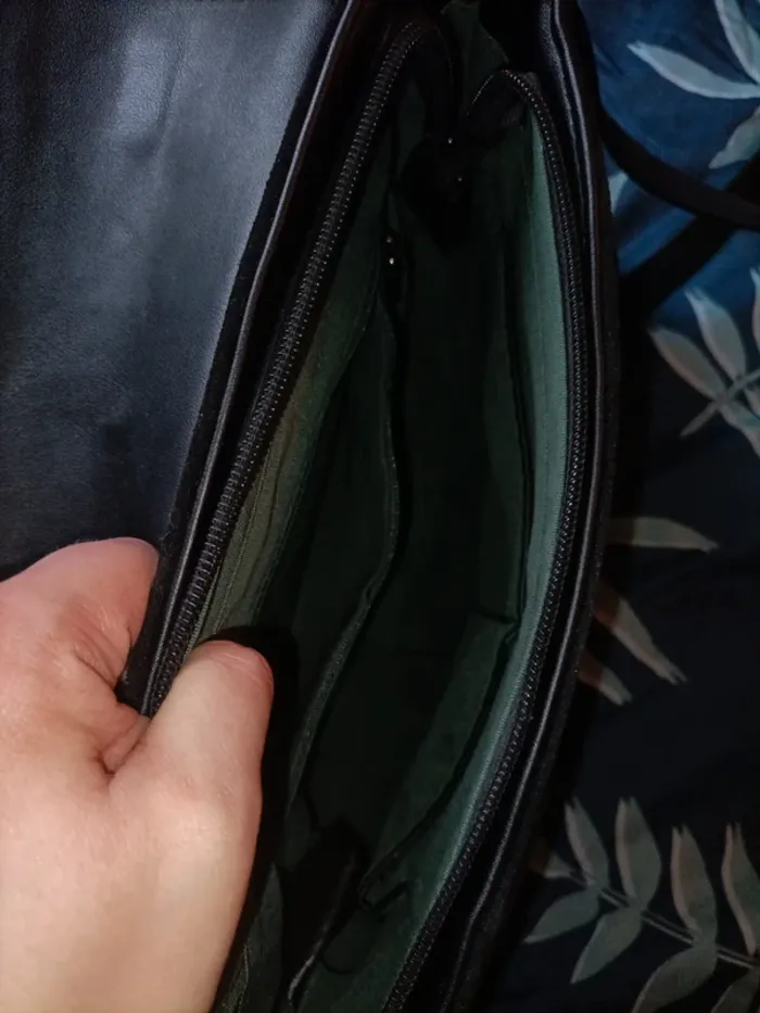 Superbe sac en bandoulière noir en Daim - photo numéro 6