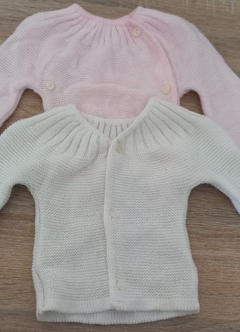 Lot de 2 gilet laine en excellent état 1 mois