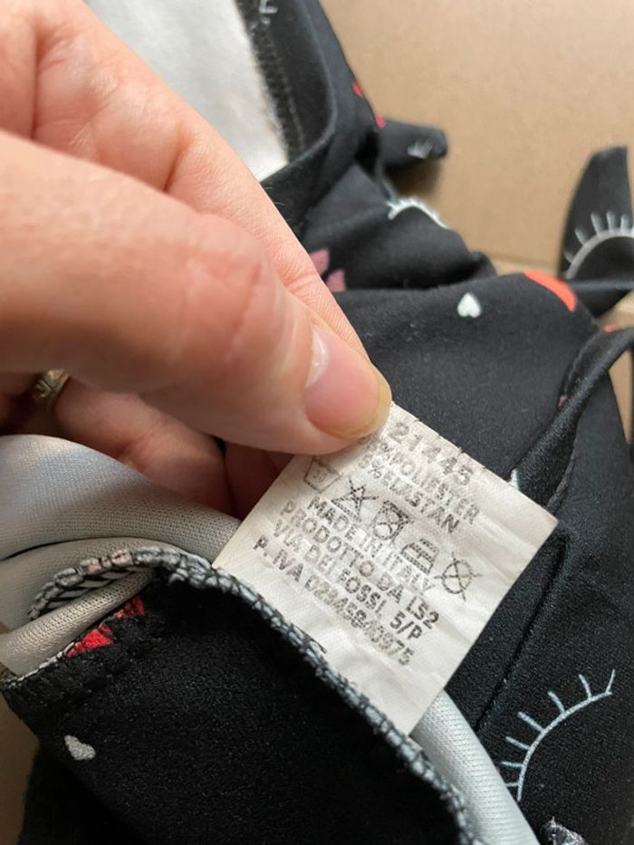 Haut de bikini noir avec bouches rouges et roses taille S très bon état - photo numéro 3