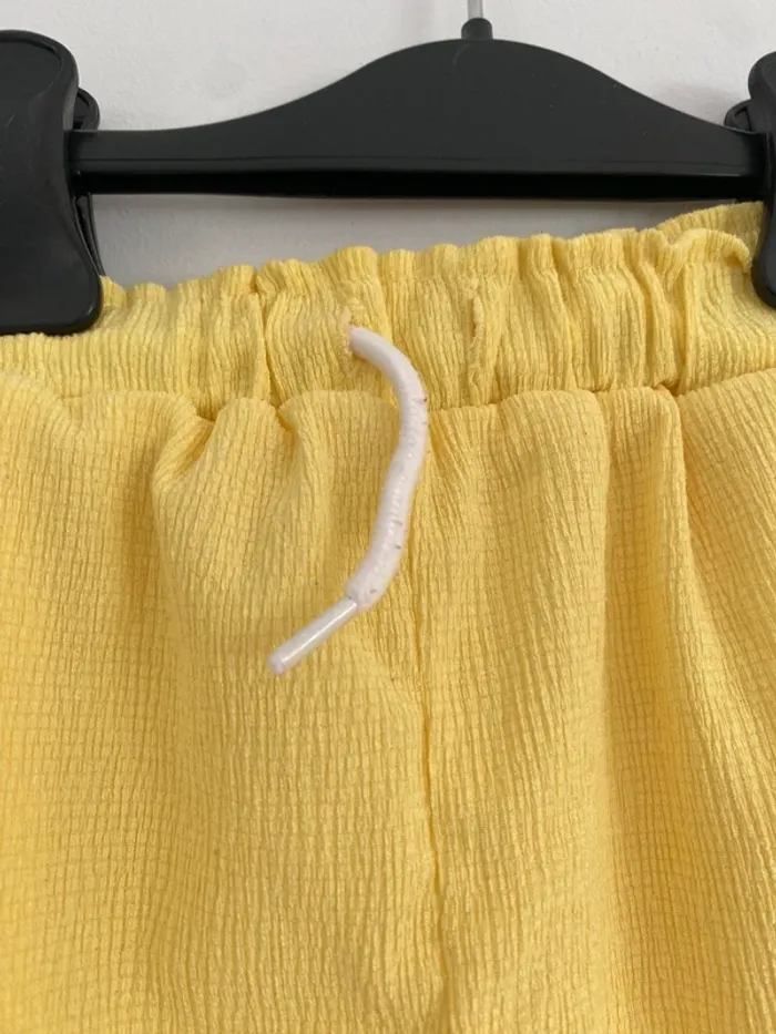 Short jaune. - photo numéro 2
