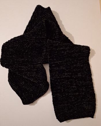 Echarpe en laine bouclette noire chinée tricotée