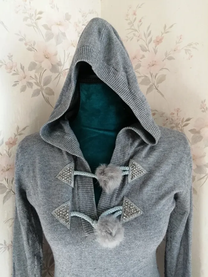 Robe à capuche grise moulante avec poches et ponpons / intrama / (S-M) - photo numéro 3