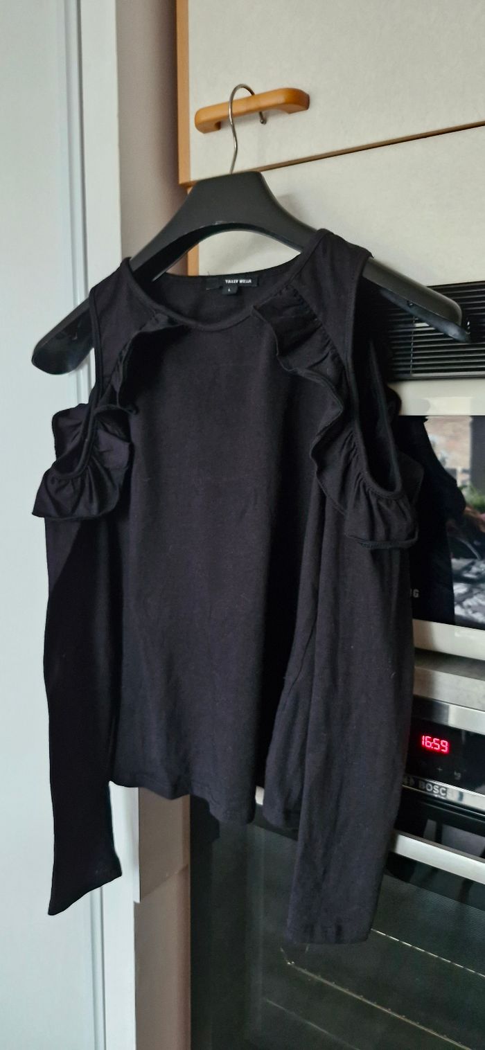 Vend 2 beau tricots noir taille M L avec épaules  dénudés - photo numéro 2