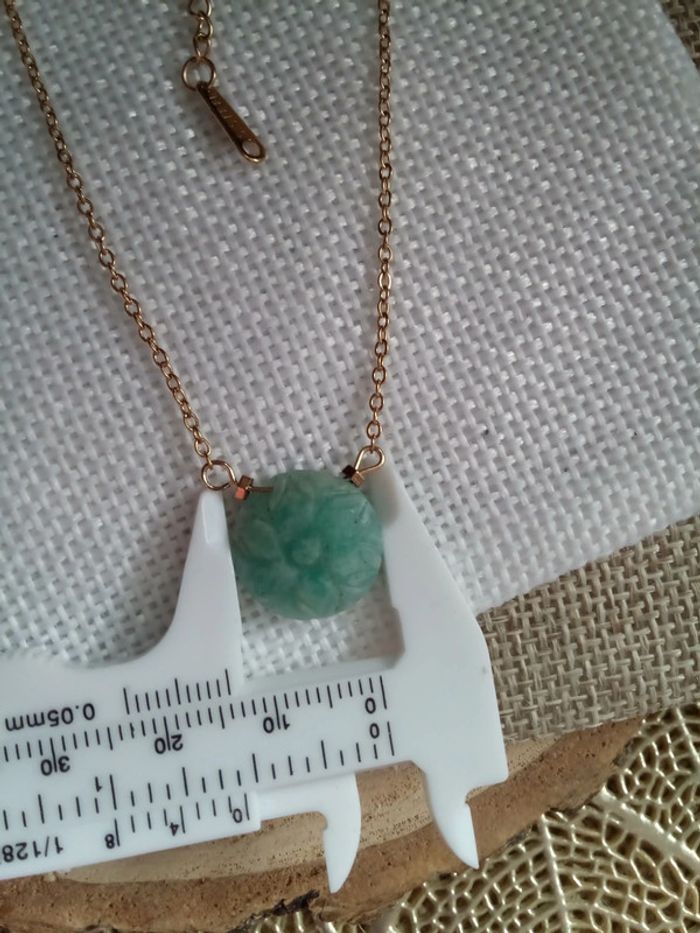 Collier en pierre d'amazonite gravée fleur - photo numéro 2
