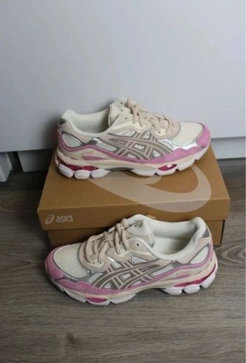 Baskets ASICS rose et beige – Très bon état