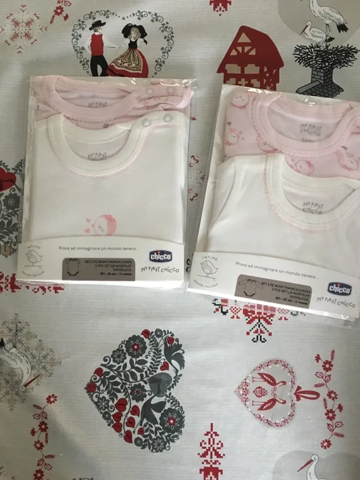 Lot body neuf Chicco 3 et 6 mois