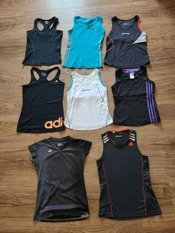 Lot de 8 débardeurs de sport