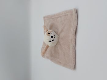 Doudou plat chien beige DOUDOU MOUCHOIR VELVET NANJING écru crème blanc cocard