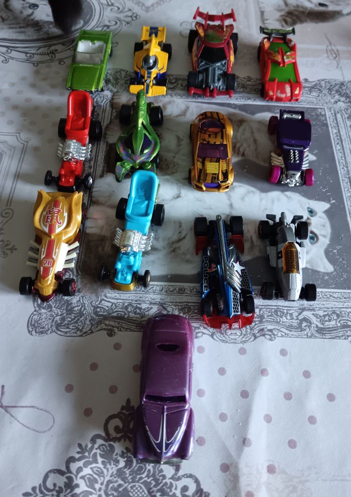 Lot de 13 voitures Hot wheels et Mattel