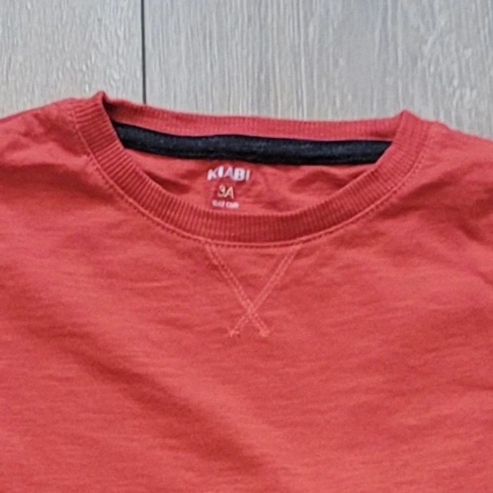 Maillot orange. Garçon 3 ans. Marque Kiabi - photo numéro 2