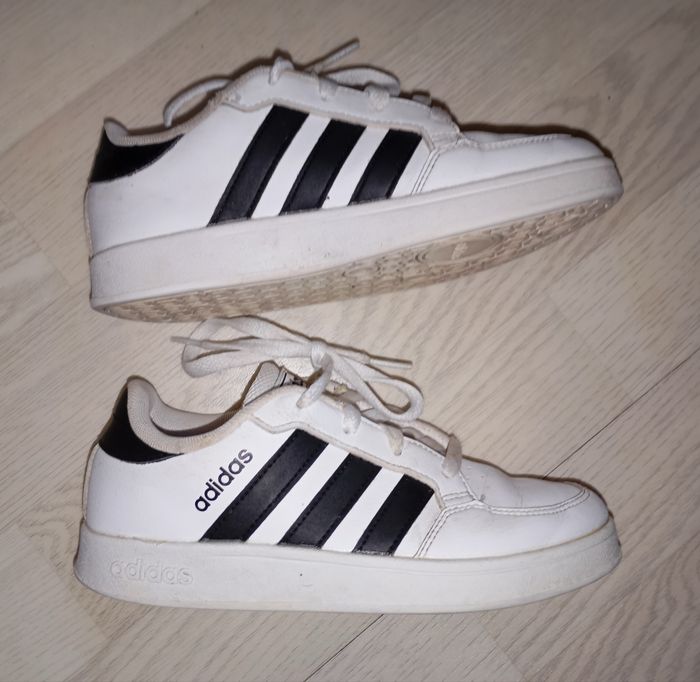 Baskets blanches Adidas 
P. 33 - photo numéro 3