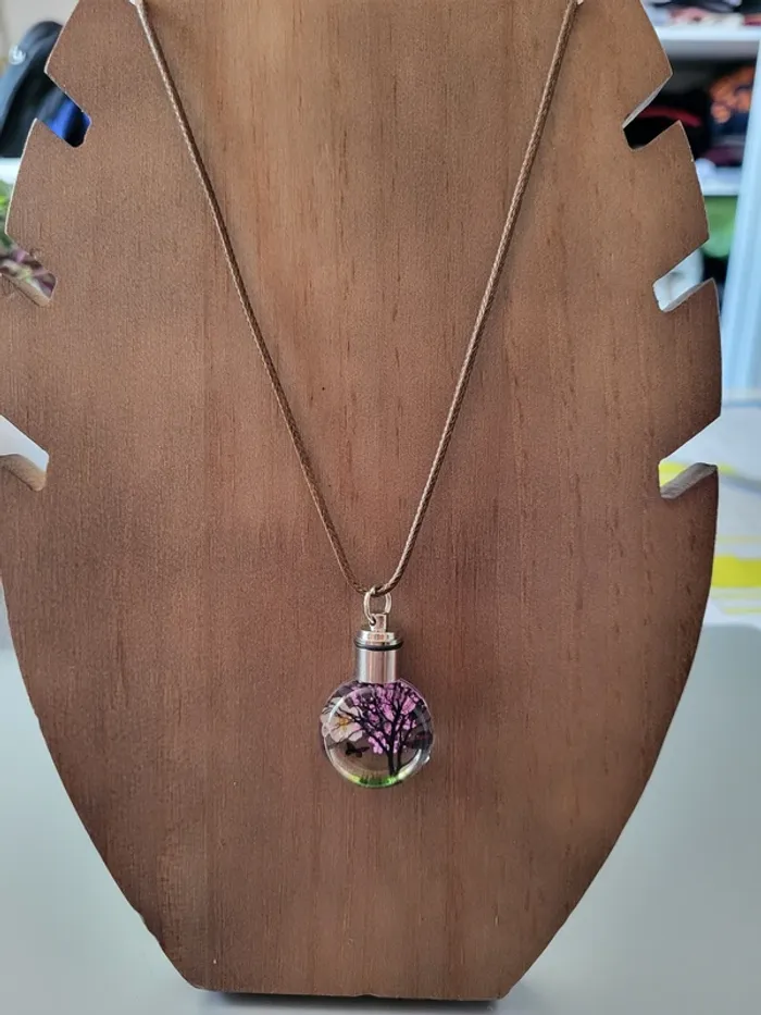 Collier avec pendentif avec incrustation de fleur séchées - photo numéro 3