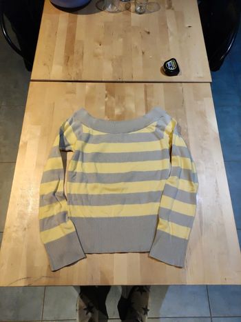 Pull épaules dénudées jaune et gris/beige