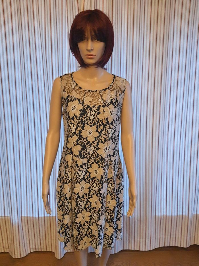 Jolie Robe dentelles Cassis collection fr 42