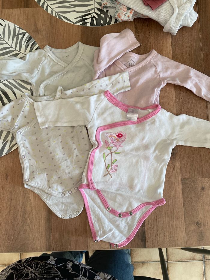 Lot de bodies 1 mois - photo numéro 5