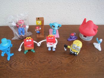 lot de figurines Mc Donald's LPS Super Mario Minion Schtroumpfs