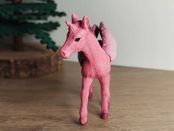 Figurine jeune licorne Pégase Rose Schleich