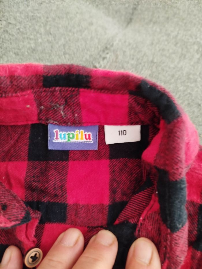 Chemise a carreaux rouge et noir. Taille 110 cm. Lupilu. Très bon état - photo numéro 3
